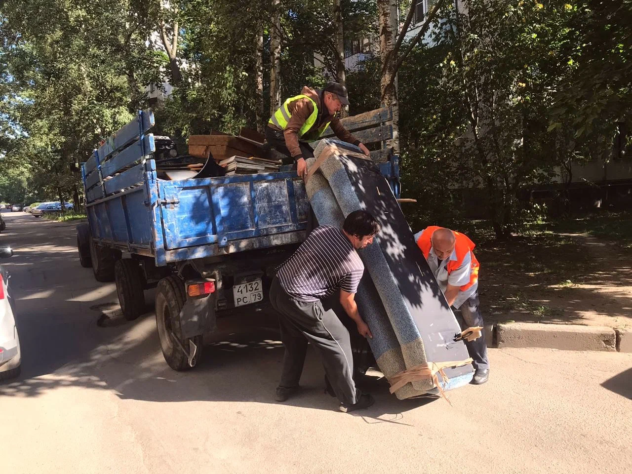 Профессиональный вывоз крупногабаритного мусора в Гае в октябре