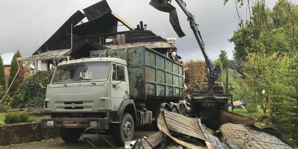 Вывоз мусора после пожара с утилизацией в Гае в октябре