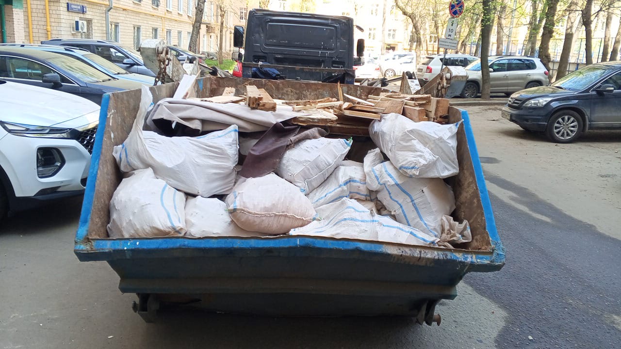 Вывоз мусора из магазина в Гае в октябре