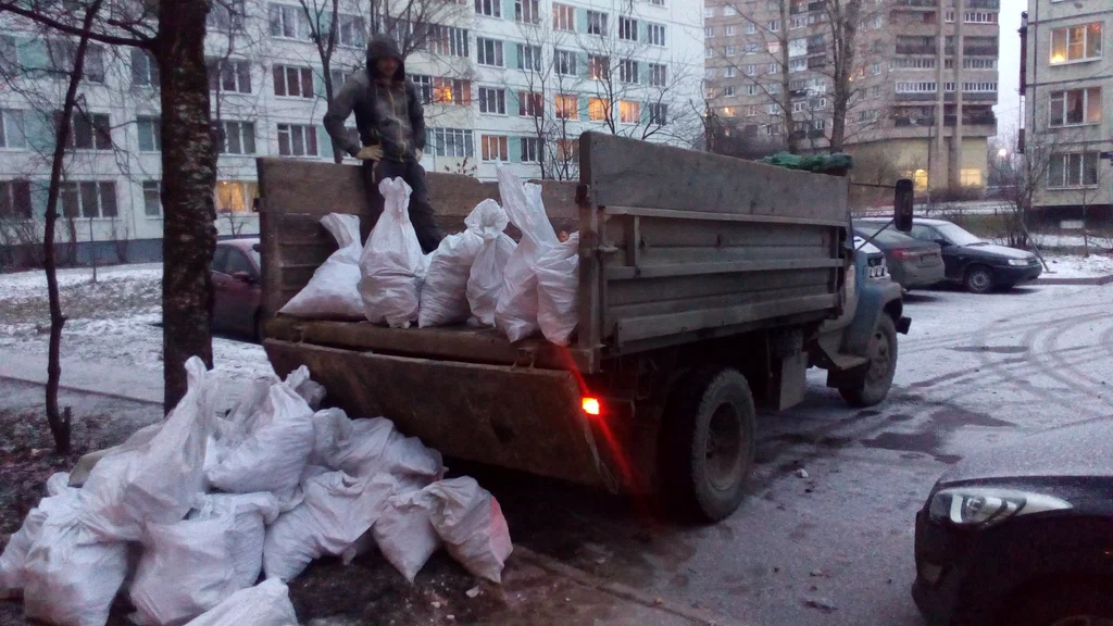 Вывоз мусора в мешках в Гае в октябре