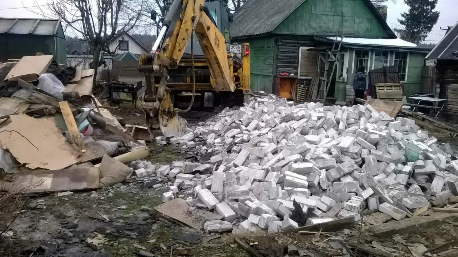 Вывоз мусора после сноса здания в Гае от ПроМусор – цена от 5083 руб., утилизация и уборка стройотходов