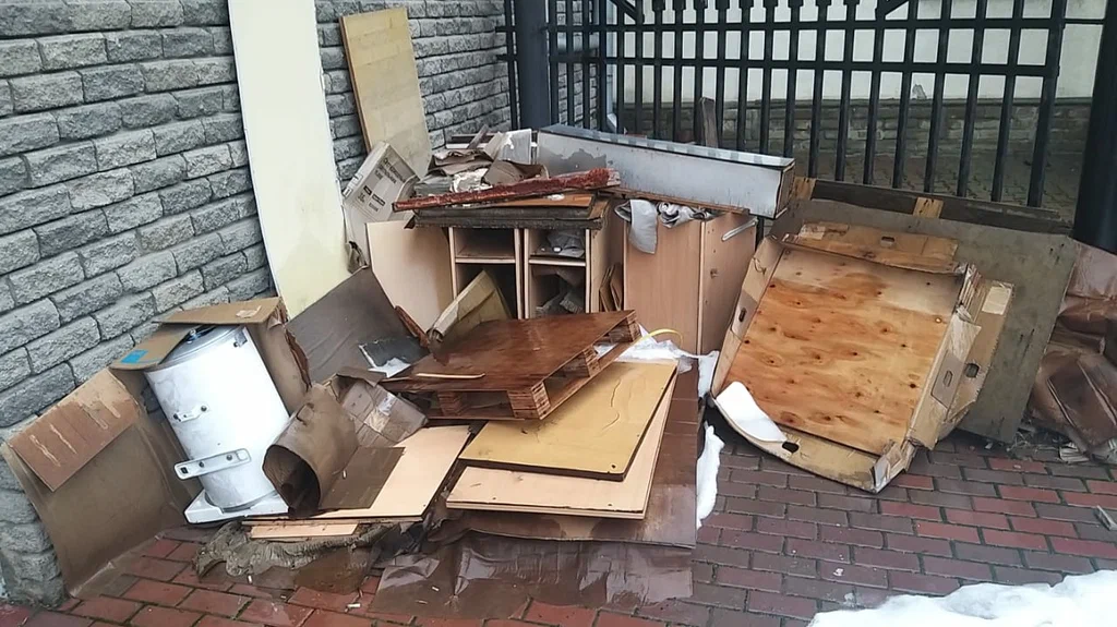 Вывоз старой мебели в Гае — недорого, с грузчиками, цены от 2440 руб | ПроМусор