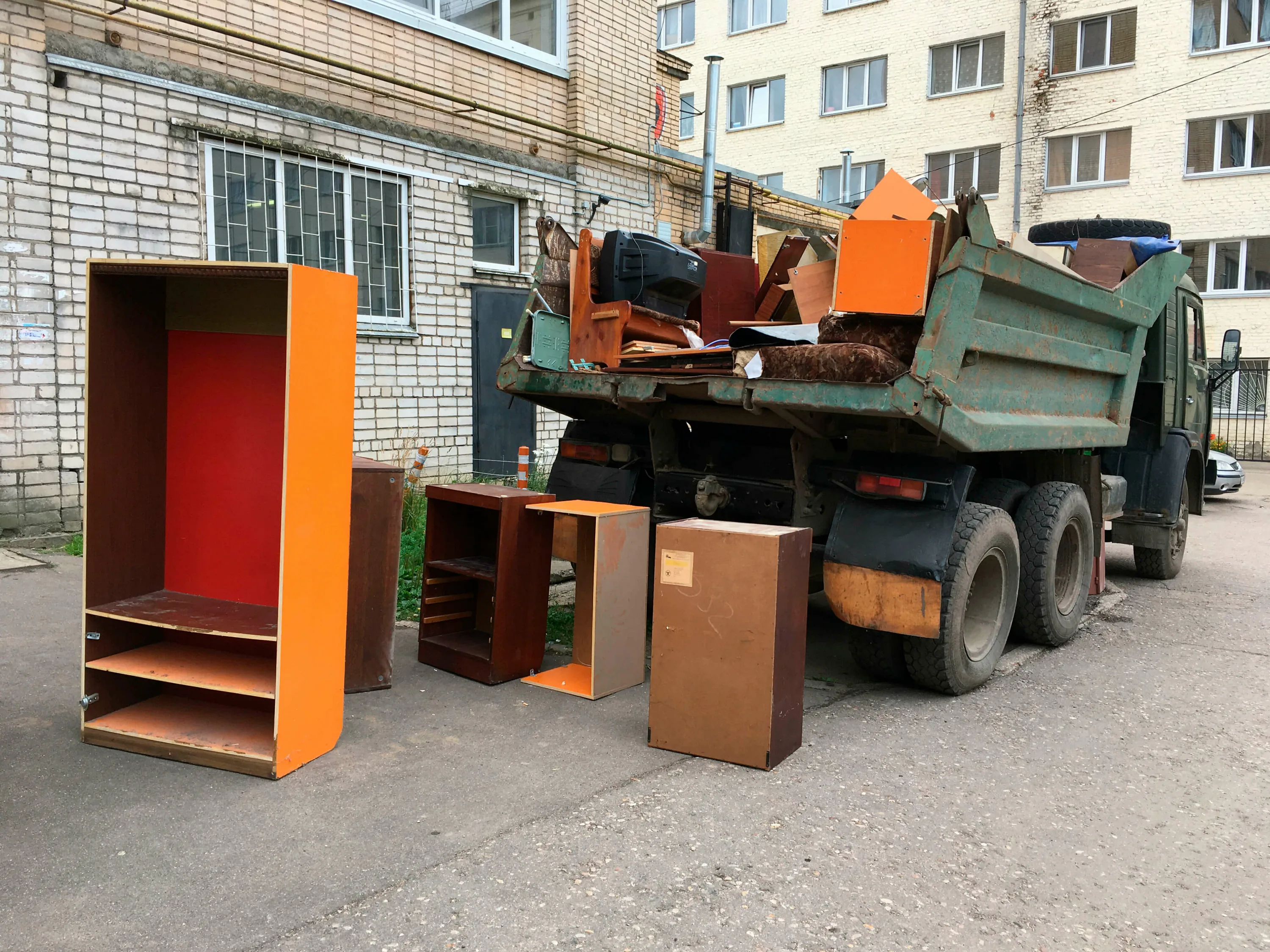 Утилизация старой мебели с вывозом и разбором в Гае в октябре