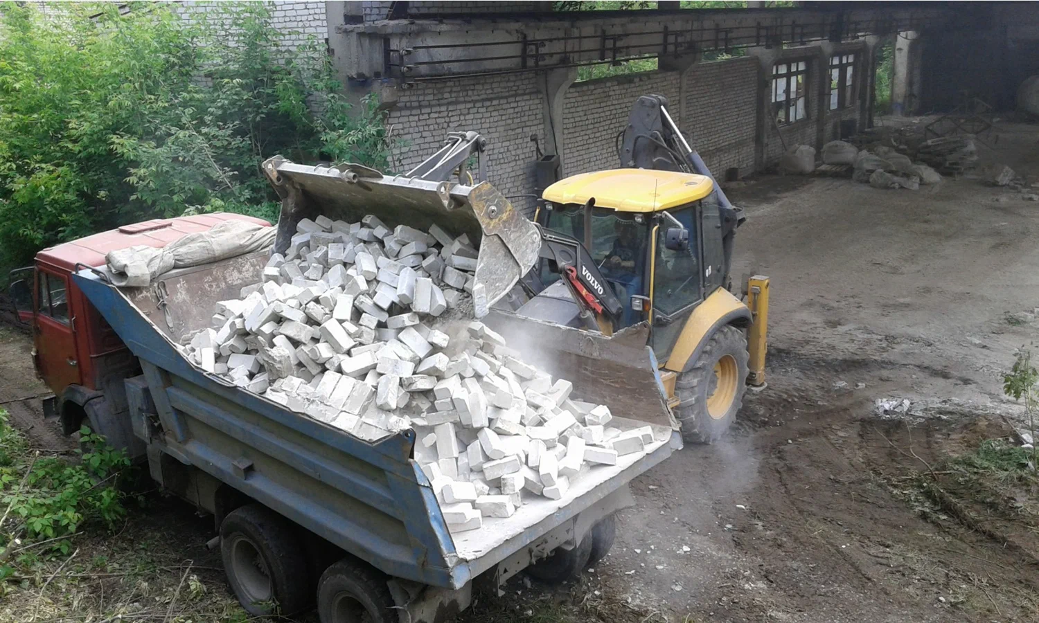 Вывоз кирпичного боя и битого кирпича в Гае от ПроМусор цена от 2694 руб., сдать и утилизировать кирпичный лом