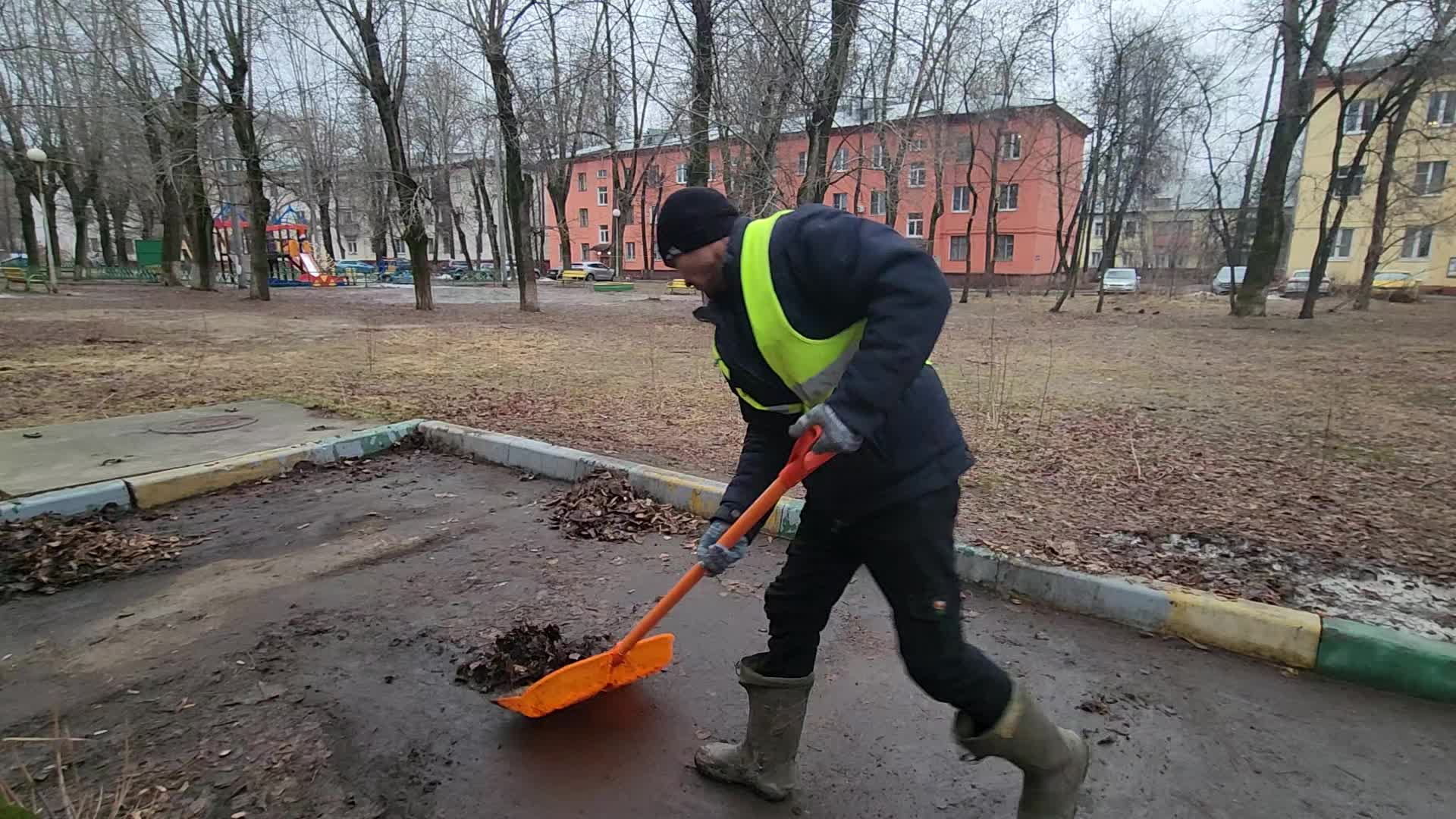 Уборка территорий в Гае в октябре