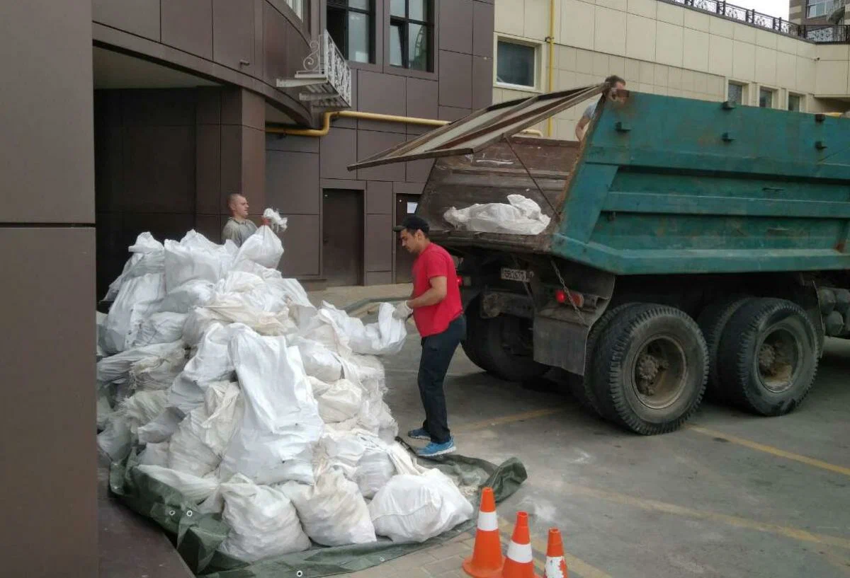 Вывоз мусора из подвала в Гае от ПроМусор – уборка, разбор завалов и очистка, цены от 2440 руб