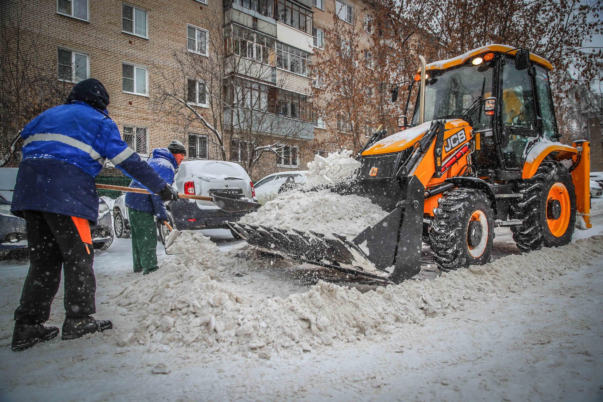 Очистка дворов от снега и наледи в Гае — уборка снега, трактор и ручная, цены от 508 руб. | ПроМусор