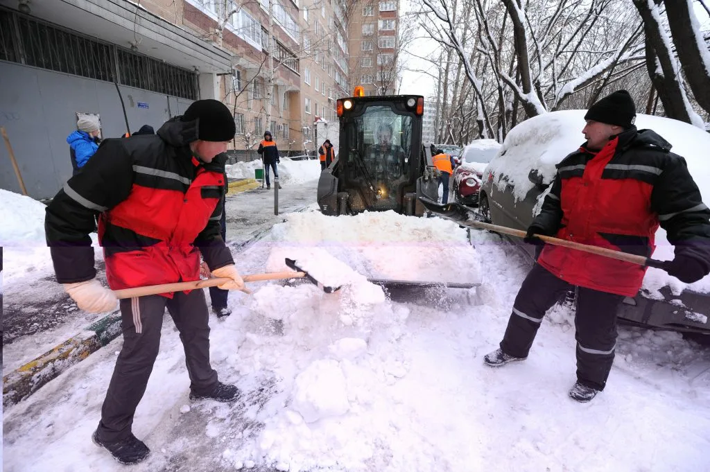 Очистка дворов от снега с гарантией результата в Гае в октябре