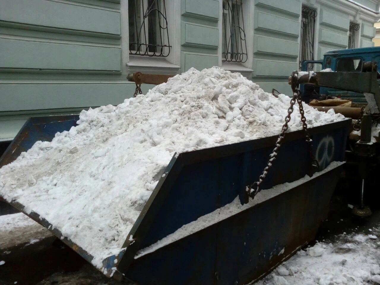Вывоз снега контейнерами в Гае в октябре